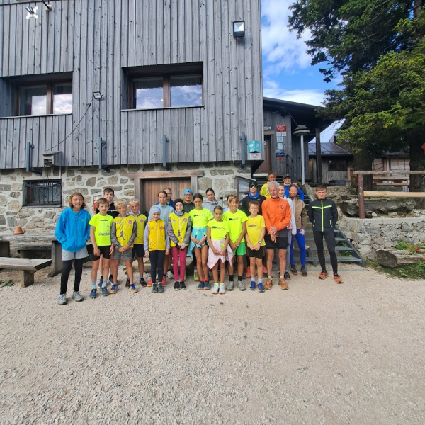 Zadovoljni mladi gorski tekači na pripravah na Veliki planini