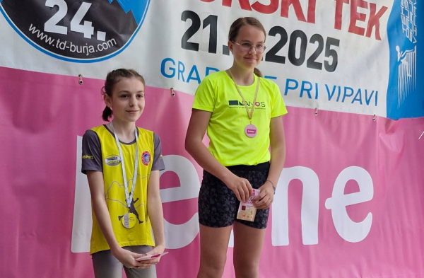 Inti Krkoč na zmagovalnih stopničkah na Gradiškem gorskem teku